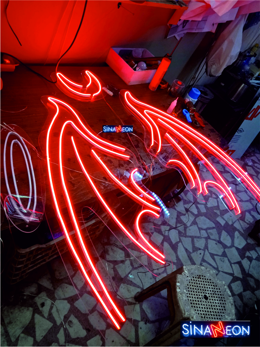 neon şeytan kanadı